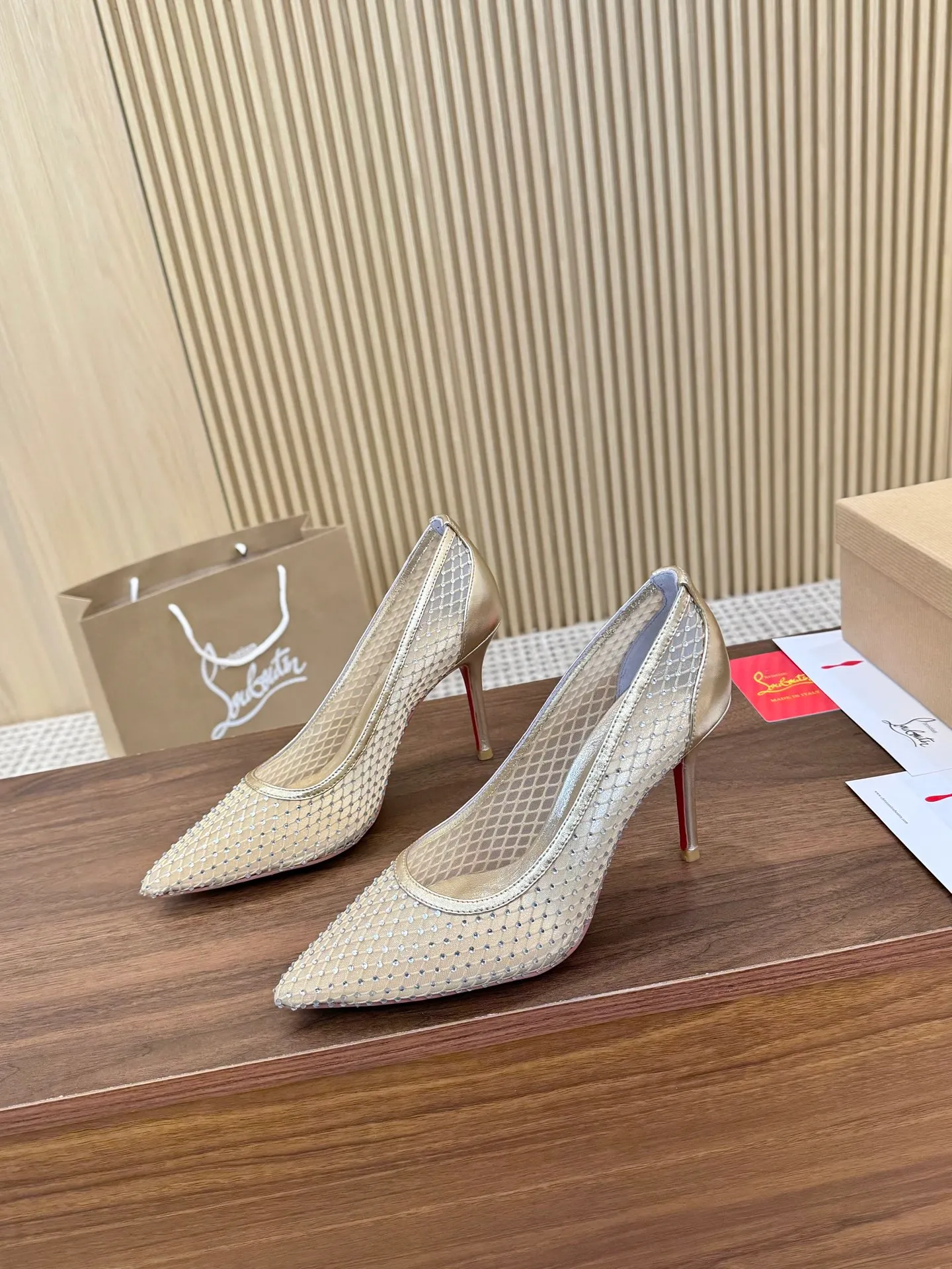 👟👟Ex-factory price 440👟👟 Genuine leather sole +40 Year-round shipment💝Christian Louboutin CL👠 Classic "💎Cow Patent Leather💎Series" noble and luxurious, real blingbling✨ Real materials, all customized by the pattern maker, and the materials are made of original customized materials, achieving the taste of the original 6 color options💍 Upper: imported 👉cow patent leather💪 lining: sheepskin foot pad/lining code number: 34-40.41.42 heel height: two options: 10.5cm and 8.5cm